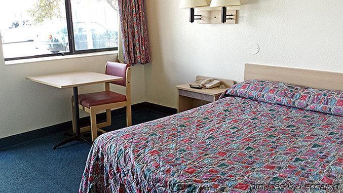 Motel 6 Des Moines South - Airport Bagian luar foto