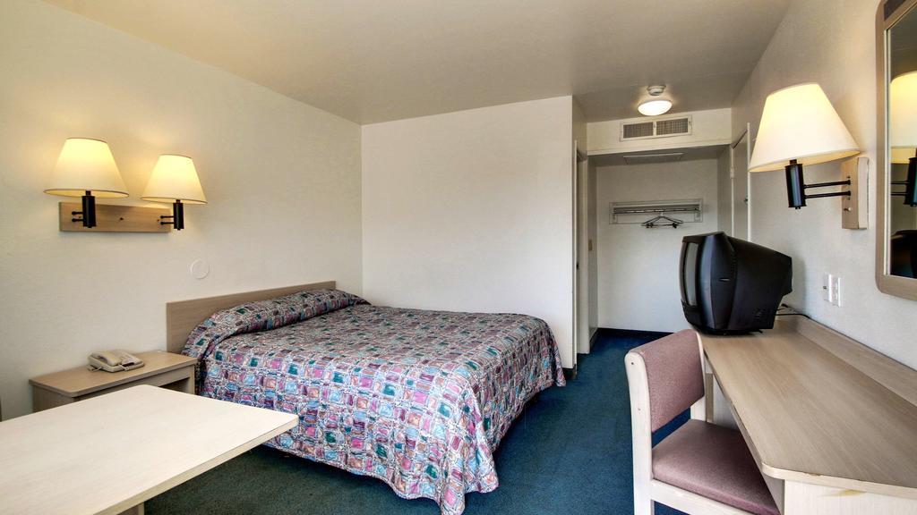 Motel 6 Des Moines South - Airport Bagian luar foto