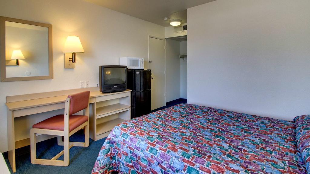 Motel 6 Des Moines South - Airport Bagian luar foto