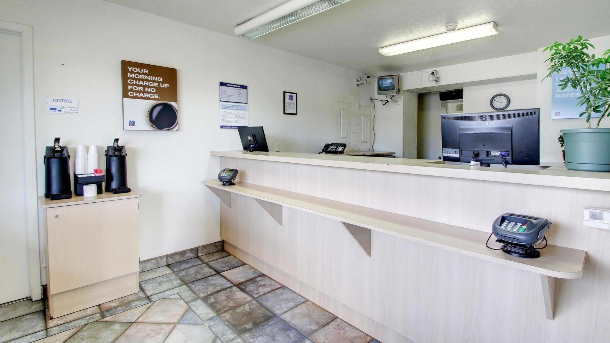 Motel 6 Des Moines South - Airport Bagian luar foto