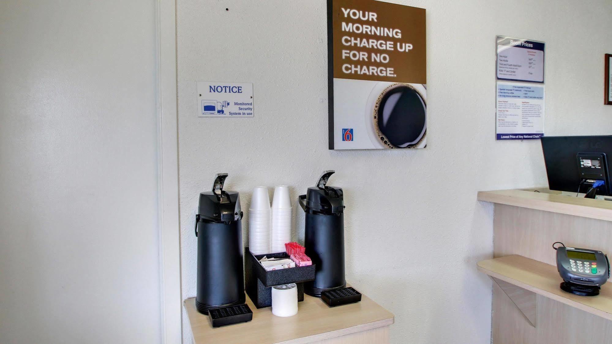 Motel 6 Des Moines South - Airport Bagian luar foto