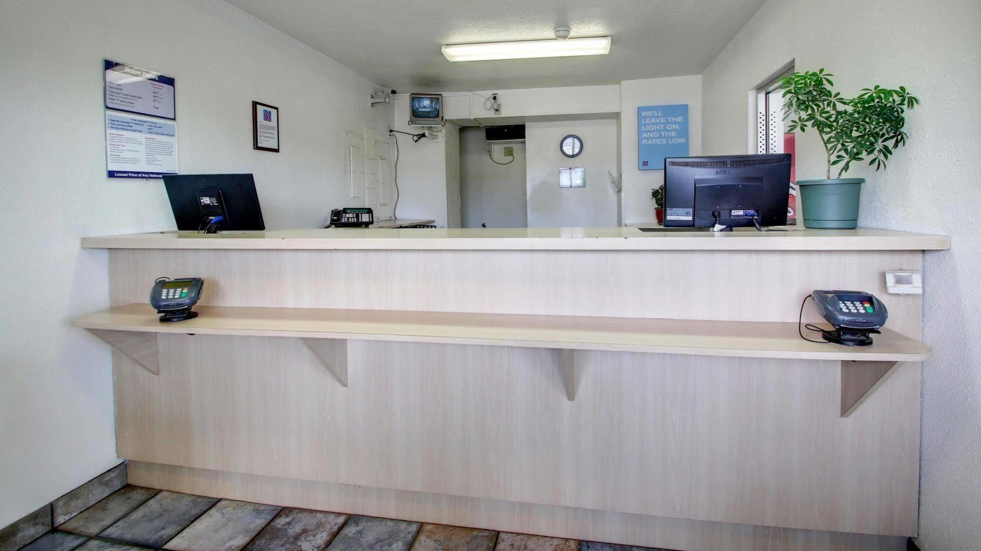 Motel 6 Des Moines South - Airport Bagian luar foto