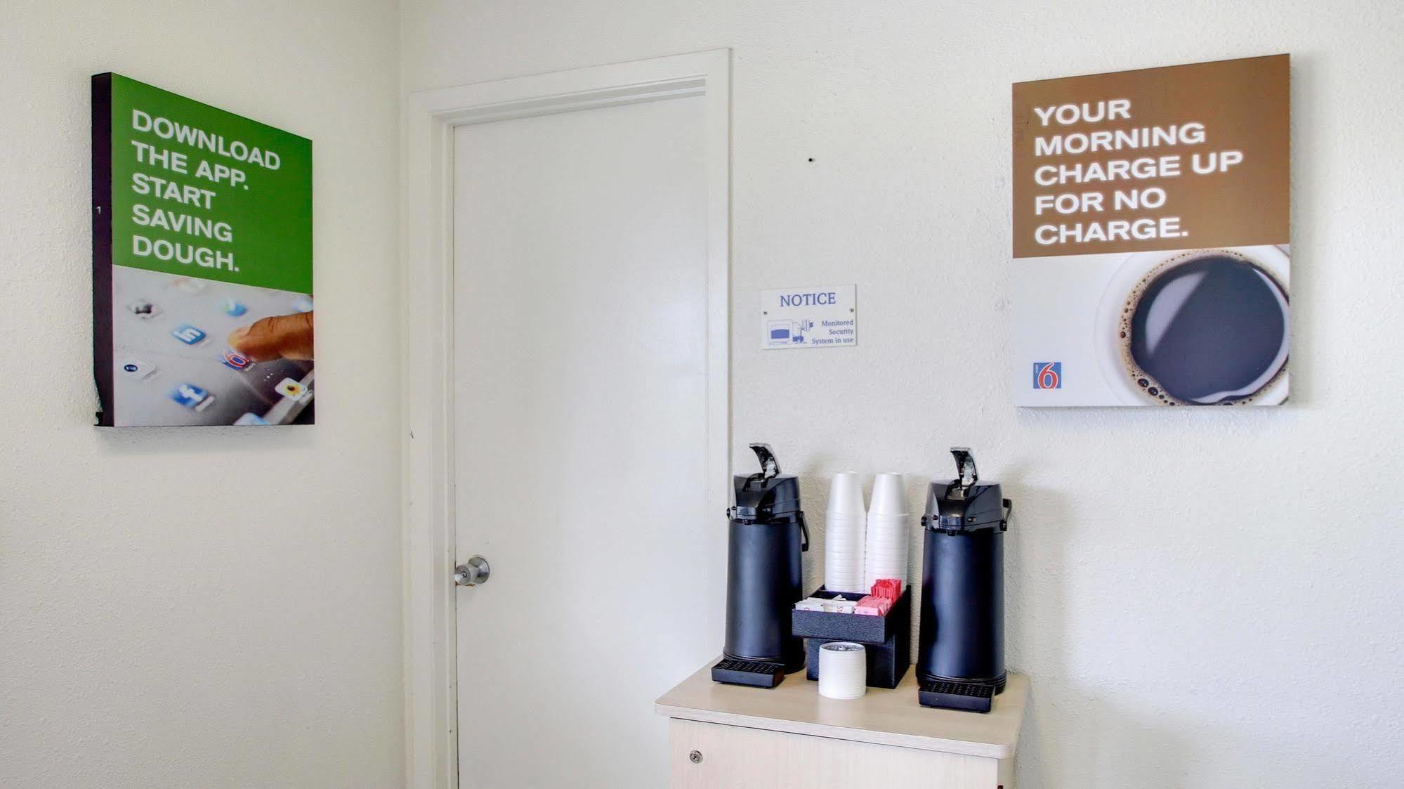 Motel 6 Des Moines South - Airport Bagian luar foto