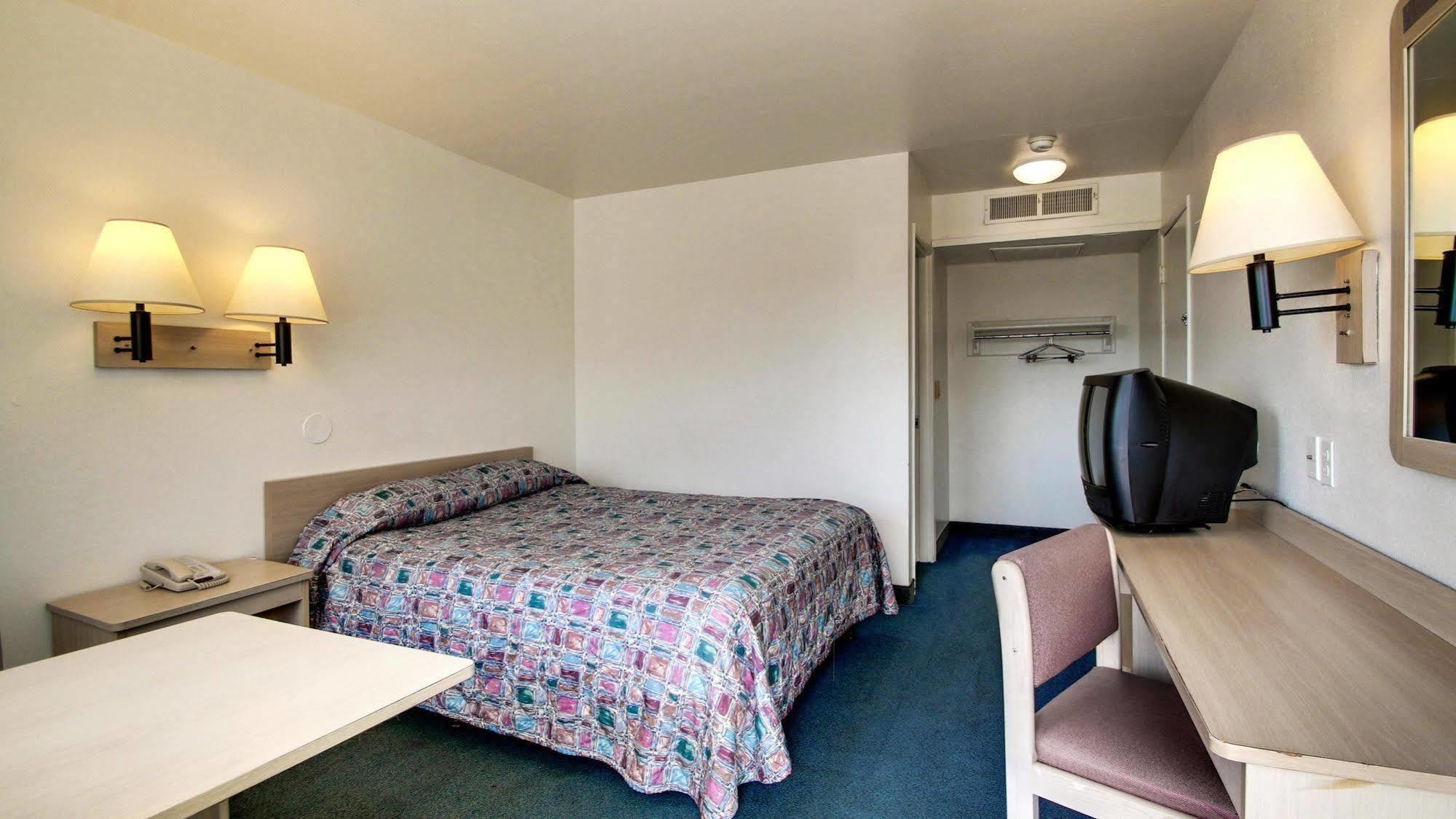 Motel 6 Des Moines South - Airport Bagian luar foto