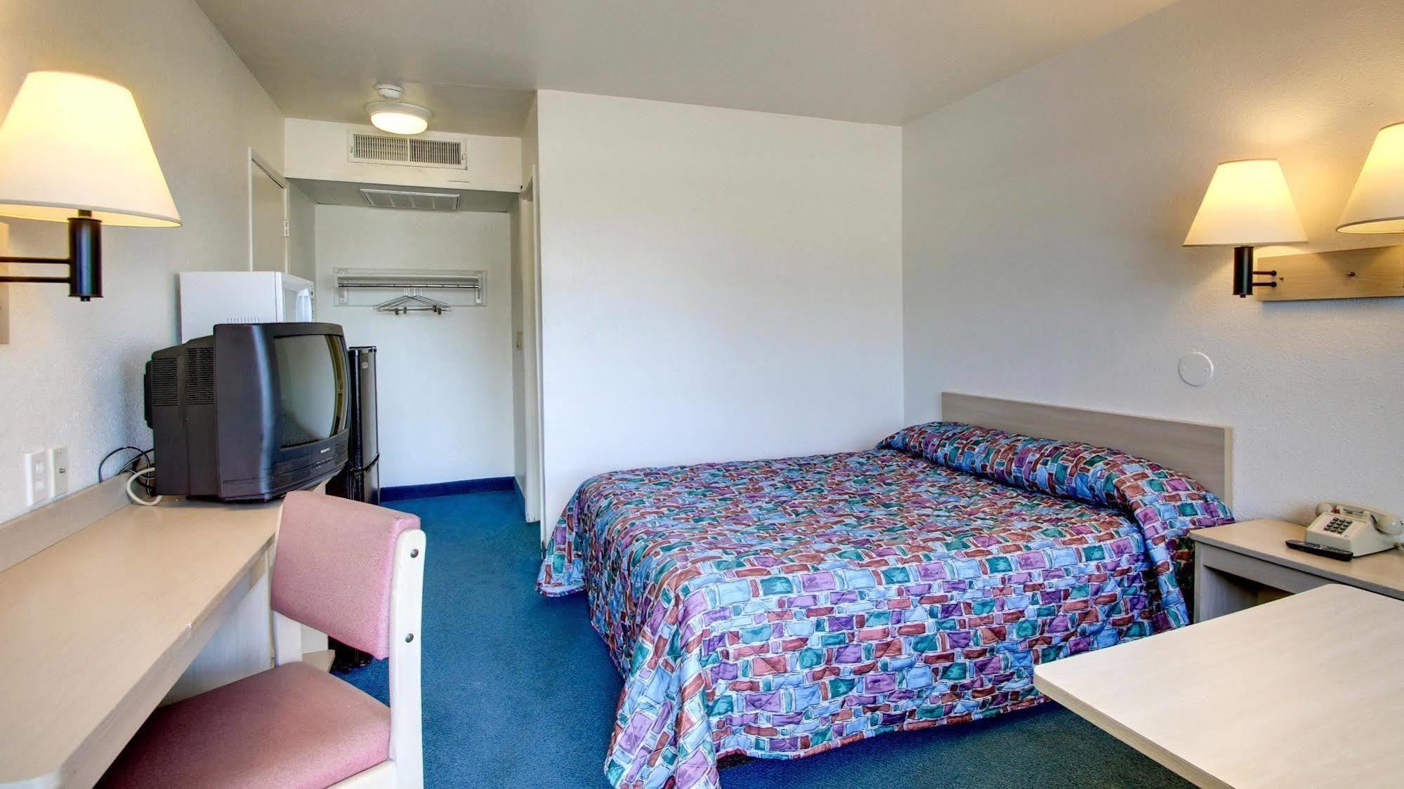 Motel 6 Des Moines South - Airport Bagian luar foto